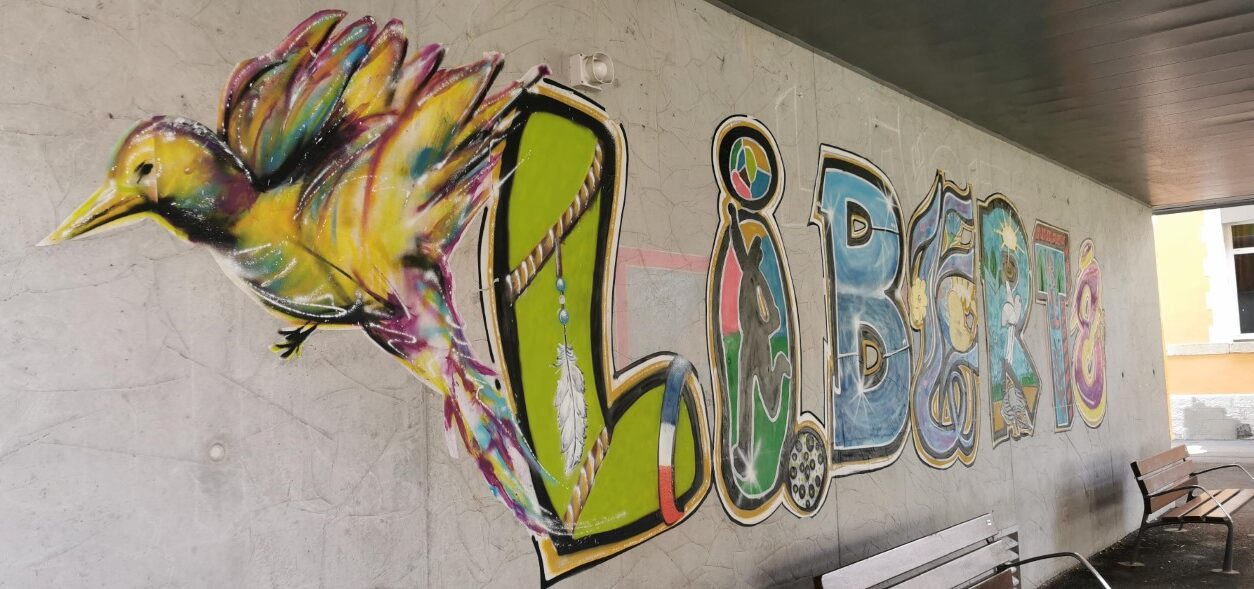 "Liberté" chaque élève a reproduit sa lettre à la bombe aérosol style "Graffiti"