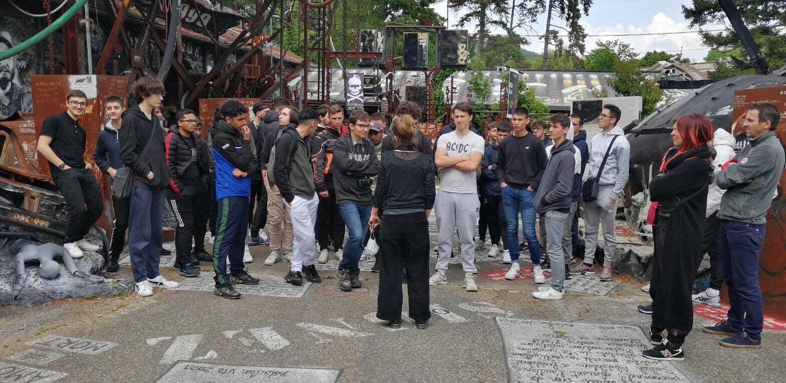 Les élèves à la Demeure du Chaos à St Romain au Mont d'Or
