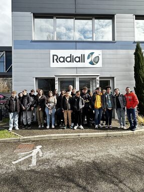 Les élèves devant l'entreprise RADIALL.